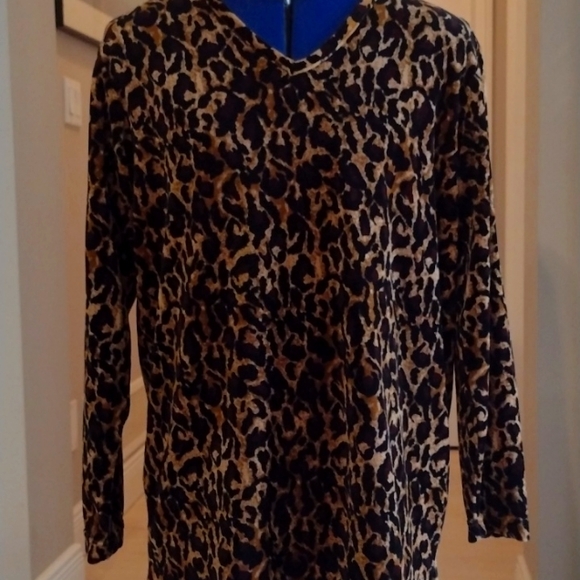 🆕 LIZ CLAIBORN SPORT Cotton to Mimic STRETCH VELVET Leopard Print V-Neck Top!! - Picture 5 of 5